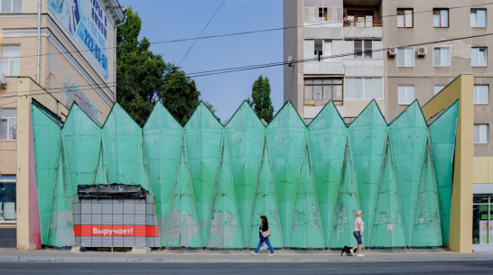 Удар по фасаду. Как в Воронеже борются с типовыми входами в супермаркеты