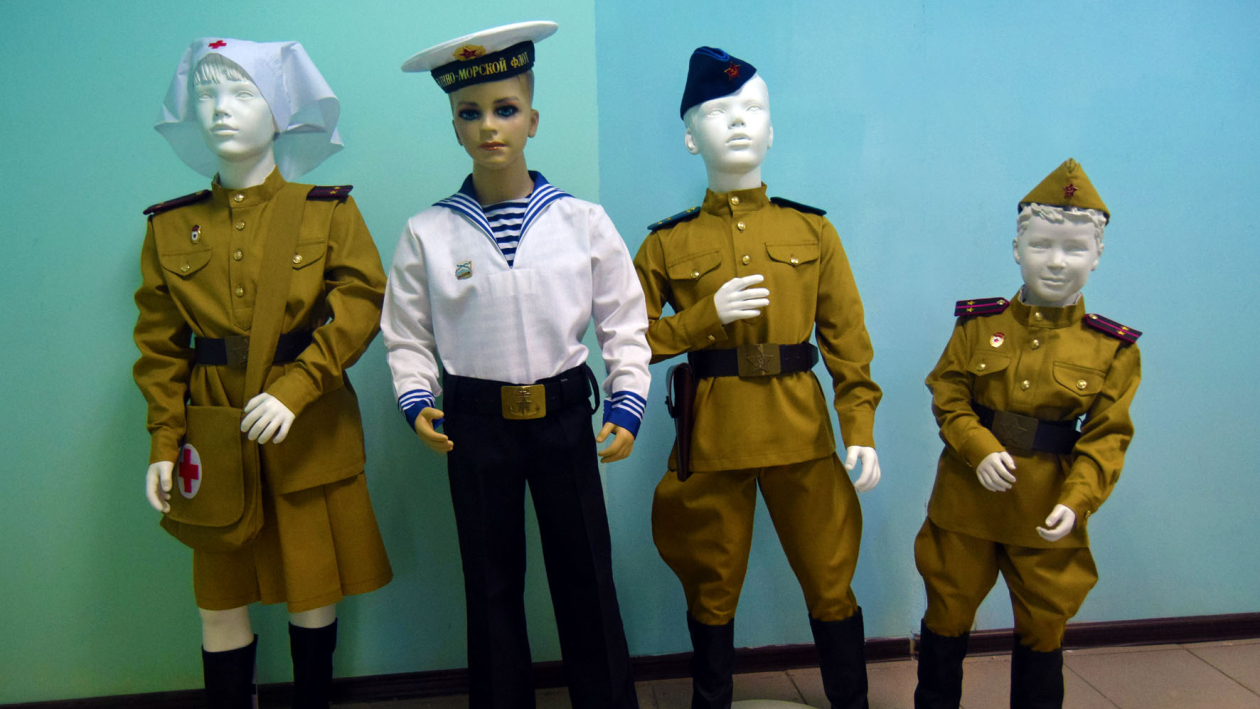 С уважением к истории. Как супруги из Воронежа шьют солдатскую форму для детей