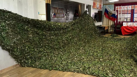 Волонтеры панинского села Большой Мартын сплели 450 маскировочных сетей для участников СВО