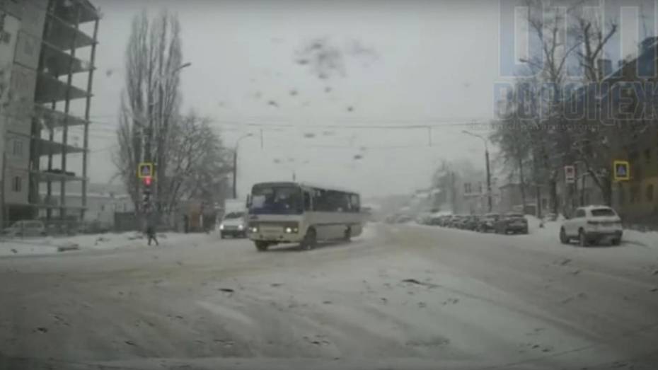 Воронежцы сняли на видео проехавший на красный свет ПАЗ