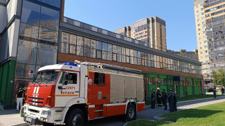 «В горящем здании школы остались люди»: пожарные учения сняли на видео в Воронеже