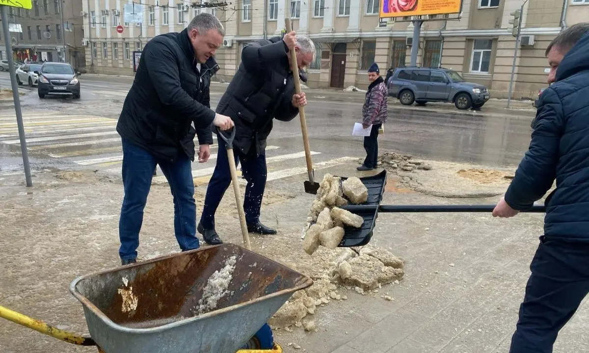 Воронежские депутаты подключились к субботнику по борьбе с экстремальным  гололедом