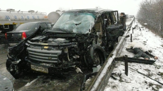 В Острогожском районе столкнулись грузовик, микроавтобус и два легковых автомобиля