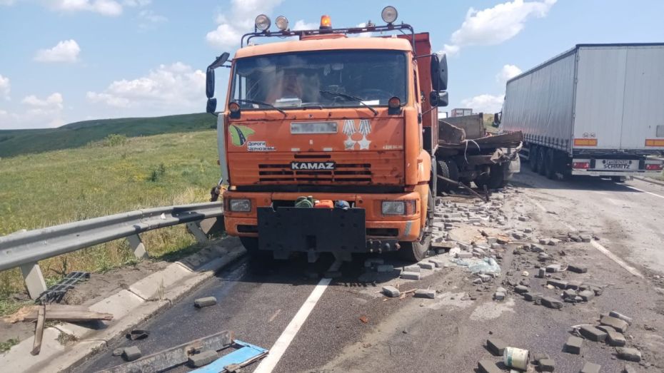 В Воронежской области в ДТП с грузовиками и манипулятором пострадали 4 водителя и 2 дорожных рабочих