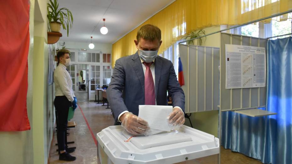 Спикер Воронежской облдумы проголосовал на региональных выборах