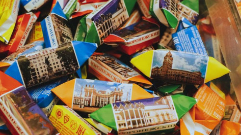 Воронежская кондитерская фабрика поставит продавцу табака сладости на 500 млн рублей