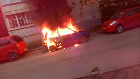 В Воронеже сгорели 2 иномарки и отечественная легковушка