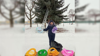 Елку в хохольском селе Новогремяченское украсила местная мастерица