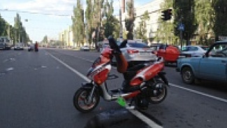 В Воронеже на Ленинском проспекте скутерист сбил женщину