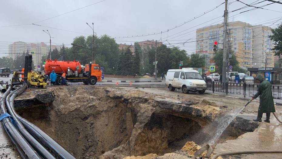 В Воронеже заменили еще 6 м поврежденного трубопровода на месте прорыва канализации