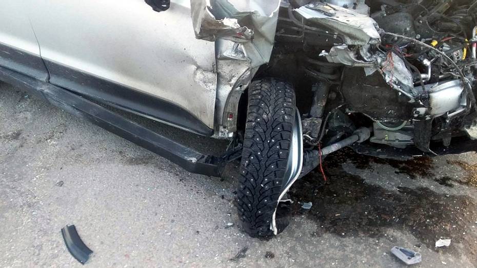 При лобовом столкновении машин в Воронежской области погиб 21-летний парень