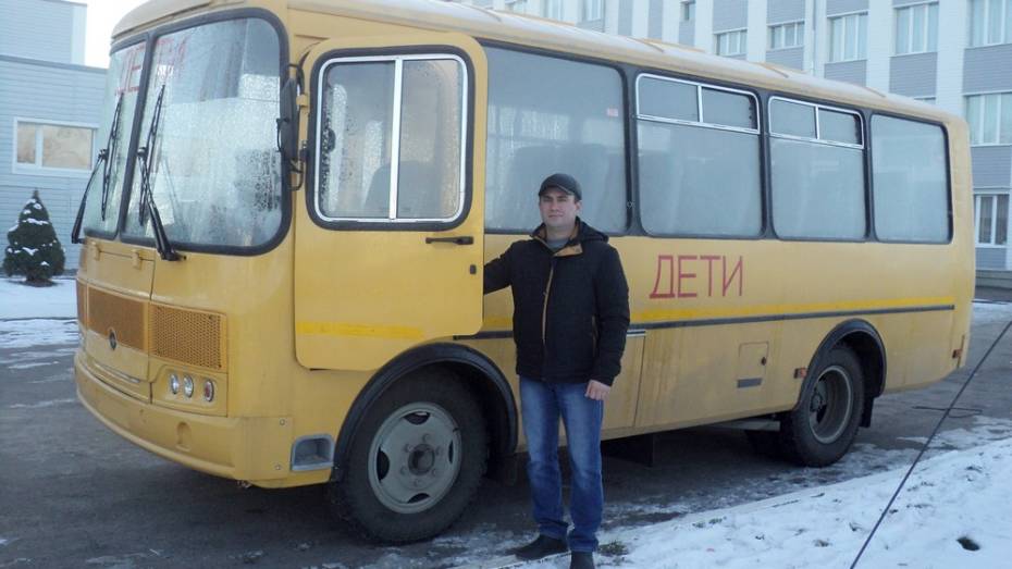 Репьевская школа получила новый автобус