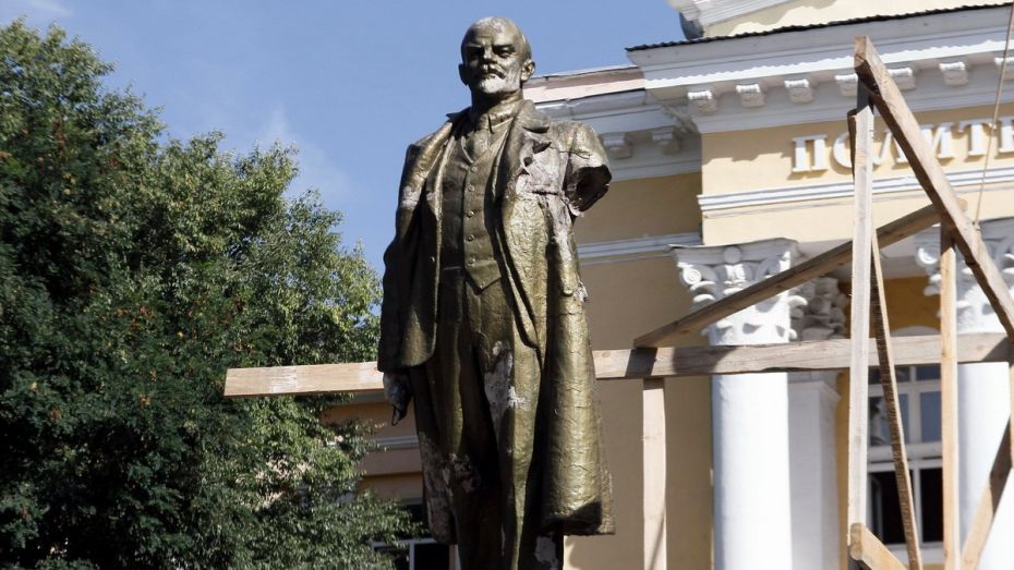 У памятника Ленину возле воронежского Политеха во время непогоды отвалилась рука 