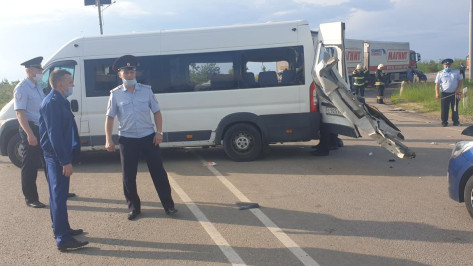 В салоне попавшего в ДТП под Воронежем микроавтобуса было 18 человек