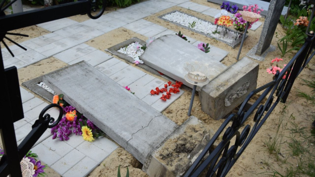 Вандалы разгромили десятки могил на кладбище под Воронежем