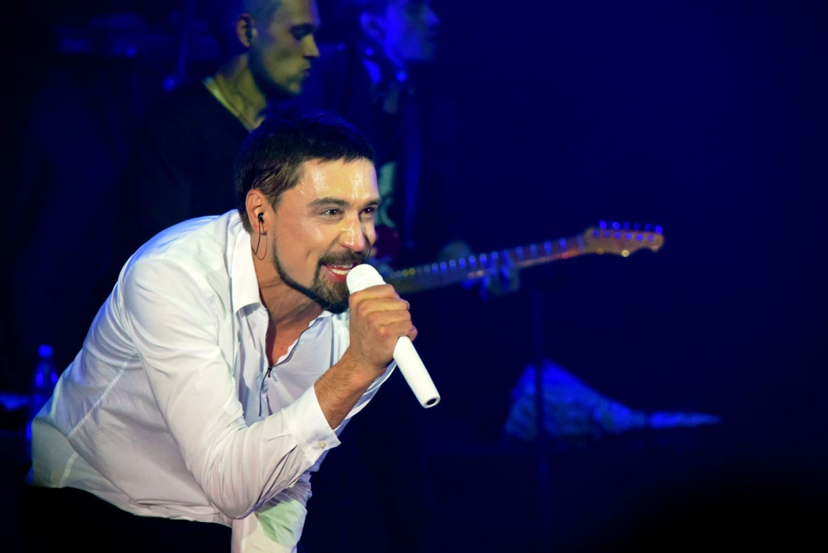 Певец из старых исполнителей. Плохой исполнитель. Плохой исполнитель. Певец дава тело. Плохой исполнитель.