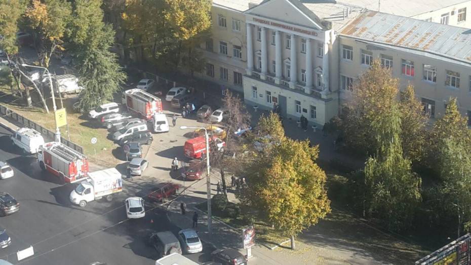 Спасатели пояснили причину скопления пожарных машин у городской больницы №3 в Воронеже
