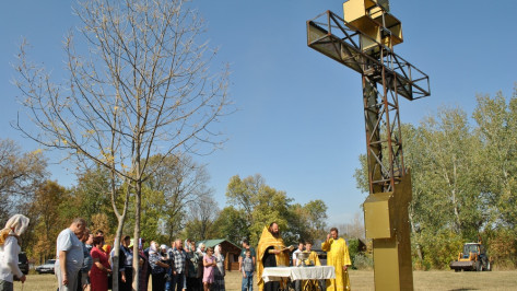 На окраине семилукского села установили поклонный крест