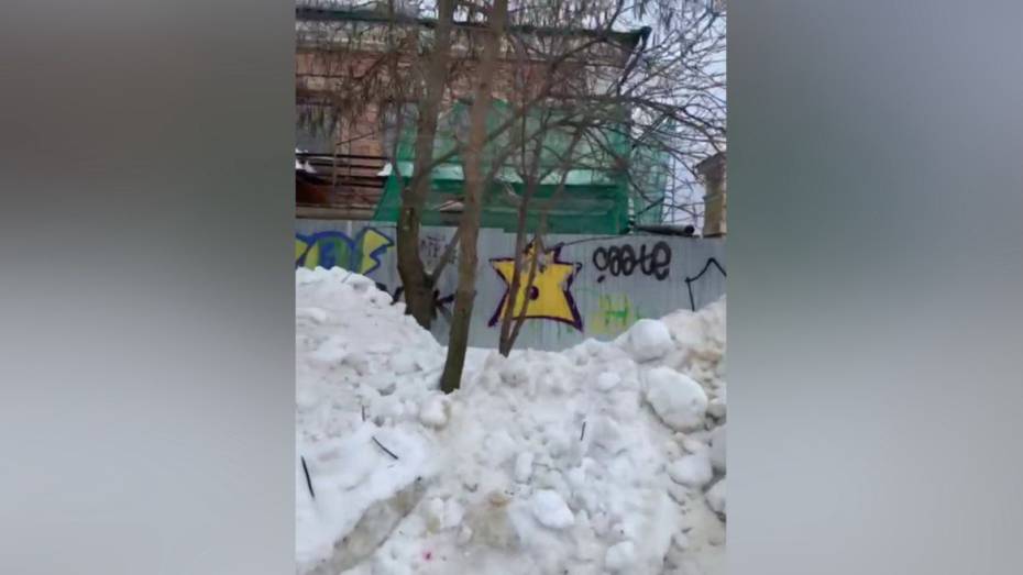 В Воронеже подрядчика, реставрирующего Дом врача Мартынова, оштрафуют за кучи снега