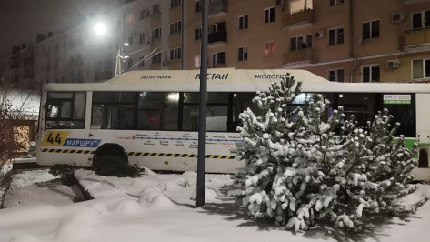 Маршрутный автобус вылетел с дороги возле музея «Арсенал» в Воронеже