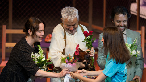 С надеждой на мир и покой. В Воронеже показали спектакль из Колумбии «Полковнику никто не пишет»