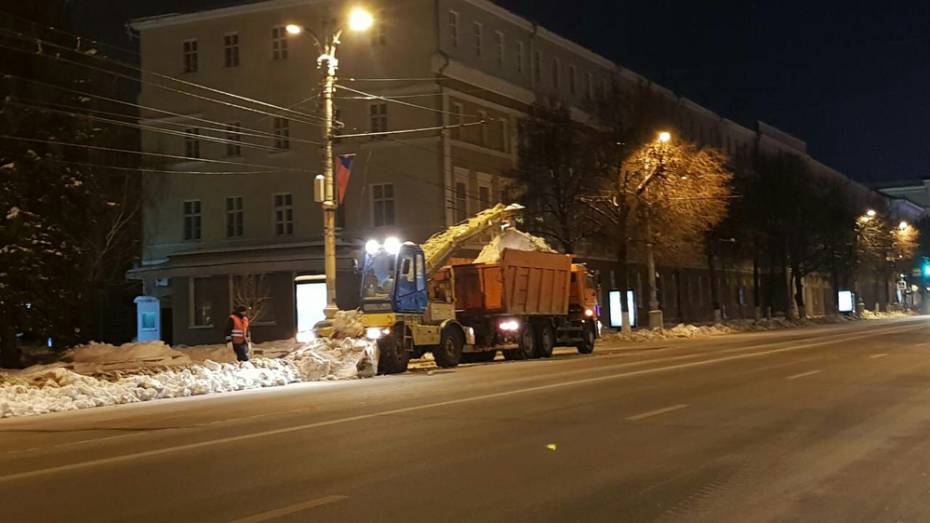 Коммунальщики ночью вывезли с улиц Воронежа 720 самосвалов снега