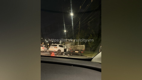В Воронеже на улице Хользунова Chery врезался в фуру