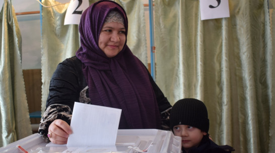 Жительница Грибановского района пришла на президентские выборы в национальном костюме