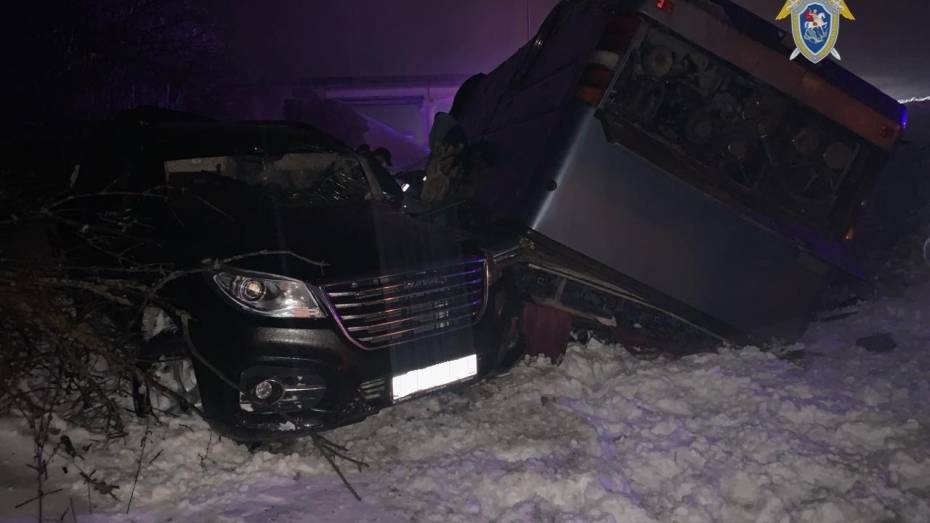 Женщина погибла в страшной аварии с рейсовым автобусом на М-4 рядом с Воронежской областью