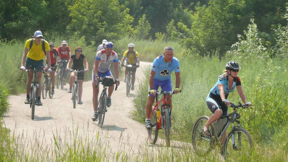Велосипедисты из Урюпинска заехали в Рамонь по пути в Тулу