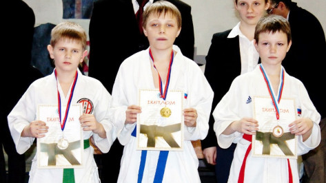 Семилукские каратисты завоевали 6 медалей на первенстве области