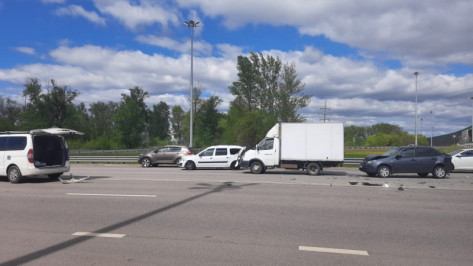 Массовая авария произошла перед развязкой на выезде из Воронежа