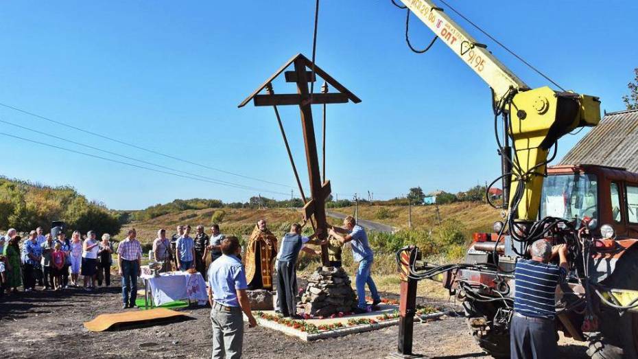 В панинском селе на месте разрушенного храма установили поклонный крест