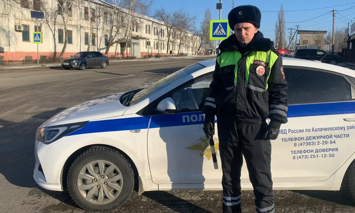 В Воронежской области инспекторы ДПС спасли пенсионерку, которой стало  плохо на улице