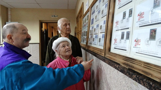В Боброве открылась выставка марок и конвертов ко Дню Победы