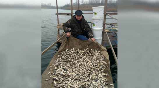 Каменский рыбак запустил в пруд 21 тыс мальков карася