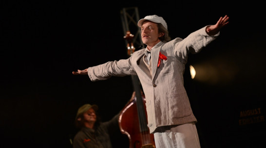 Воронежцам показали спектакль об электричестве, космосе и любви