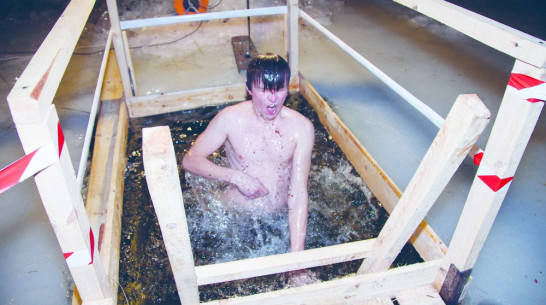 Более 400 верующих окунулись в проруби в Острогожском районе