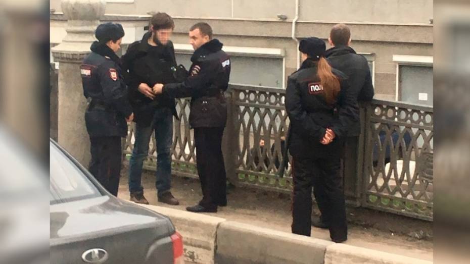 Очевидцы сообщили о задержании пассажира такси в центре Воронежа