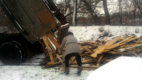 Председатель ТОСа семилукского села подарил активным односельчанам дрова