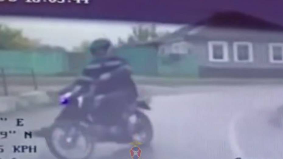 «Меня тут приняли, приезжай»: опасную езду 15-летнего воронежца на мопеде сняли на видео