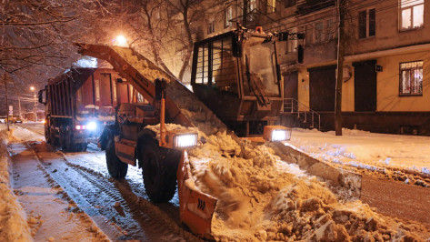 Ночью 220 спецмашин выполняли задачу мэра по уборке снега с улиц Воронежа