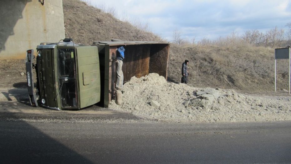 На участке автодороги «Бобров-Новохоперск» опрокинулся грузовик