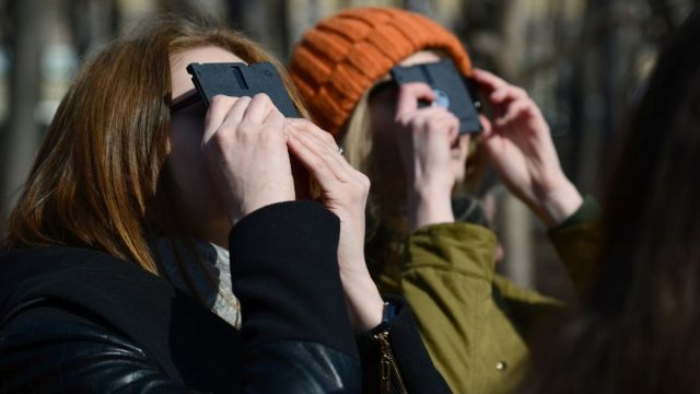 Воронежцы полюбовались солнечным затмением через рентгеновские снимки и диски