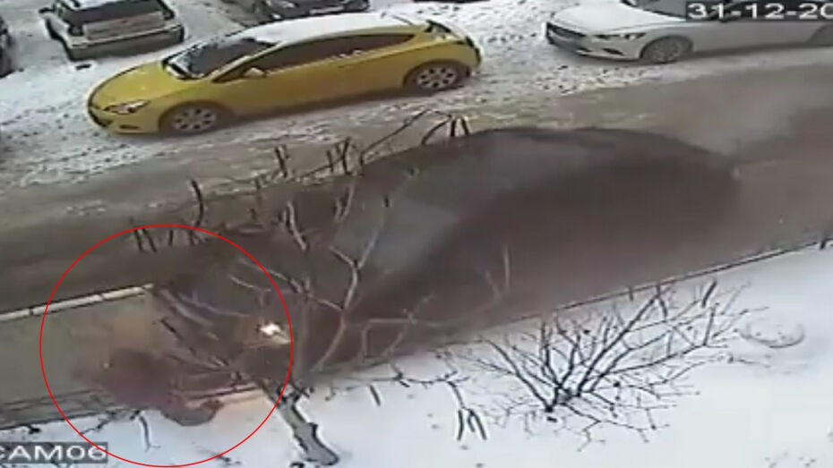 В Воронеже на видео попало ДТП со сбитой пенсионеркой во дворе дома