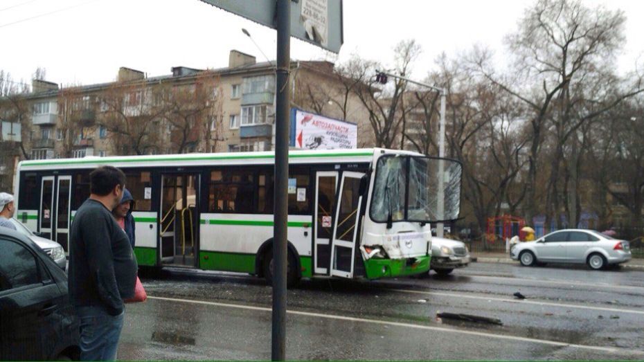 В Воронеже столкнулись 3 маршрутки: пострадал пассажир