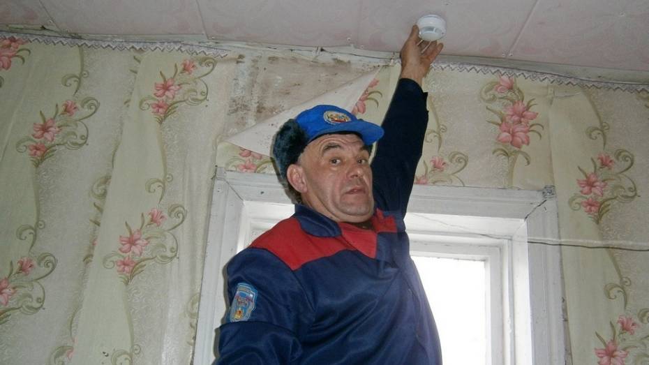 В Таловском районе начали установку дымовых датчиков в домах многодетных семей