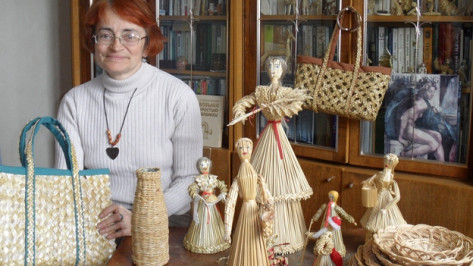 Жительница Рамонского района мастерит кукол из ржаной соломы