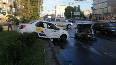 Автомобиль с маркировкой службы такси попал в аварию на перекрестке у цирка в Воронеже
