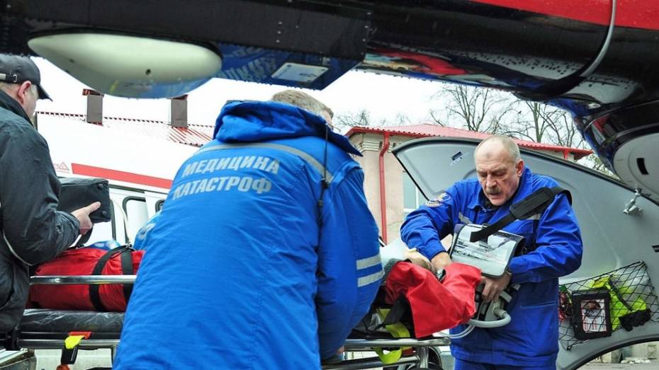 Пострадавшего от удара током на железной дороге школьника вертолетом доставили в Воронеж